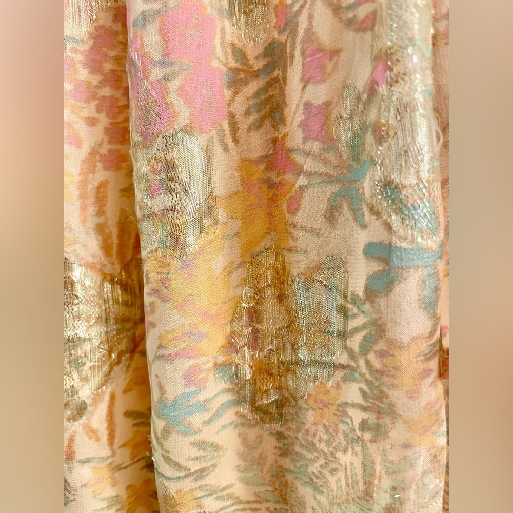 LOFT Shimmer Floral Pastel Top
SIZE MEDIUM **LIKE NEW** - Picture 6 of 16